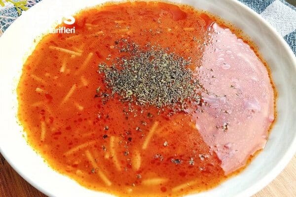 klasik-lezzet-sehriye-corbasi-yapilisi-2